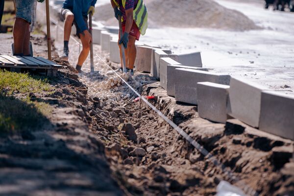 Надежные бетонные бордюры выстраивают в четкую придорожную линию. - Sputnik Молдова