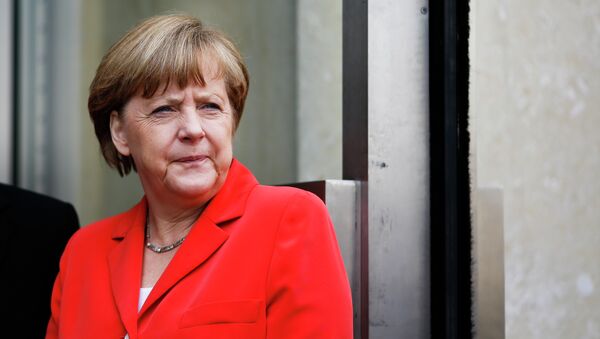 German Chancellor Angela Merkel waits for French President Francois Hollande prior to the conference 'Petersberg Climate Dialogue' in Berlin, Germany, Tuesday, May 19, 2015 - Sputnik Moldova