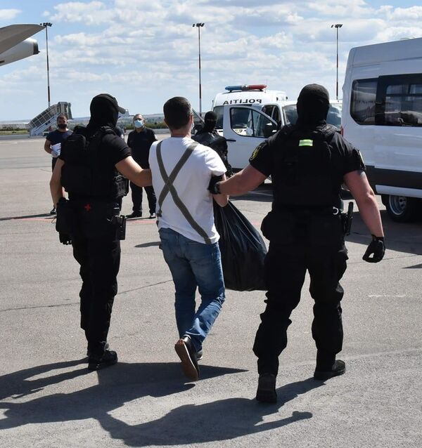 Военный самолет из Чехии доставил в Кишинев необычных пассажиров Военный самолет из Чехии доставил в Кишинев необычных пассажиров - Sputnik Молдова