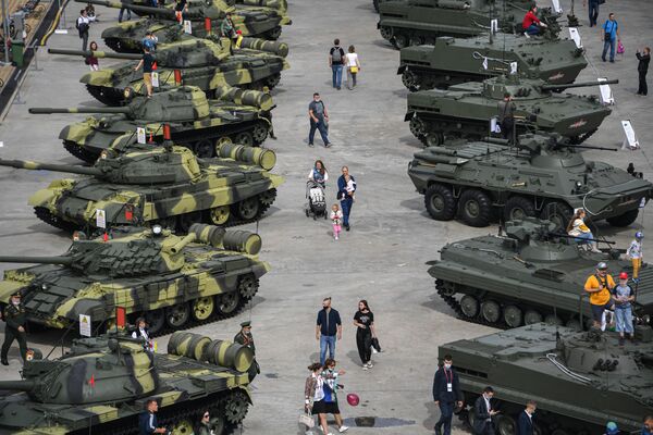 Посетители на выставке вооружений Международного военно-технического форума (МВТФ) Армия-2020 - Sputnik Молдова