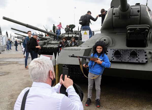 Посетители фотографируются у танка Т-34 на выставке вооружений Международного военно-технического форума (МВТФ) Армия-2020 - Sputnik Молдова