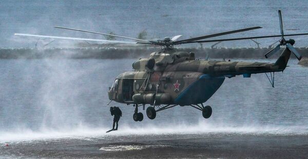 Военнослужащие десантируются из вертолета Ми-8 в ходе демонстрационной программы военной техники в рамках Международного форума Армия-2020 - Sputnik Молдова