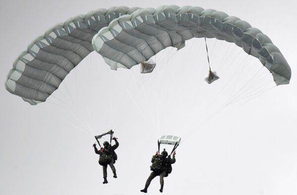 Высадка парашютистов во время динамического показа техники в рамках форума Армия-2020 - Sputnik Молдова