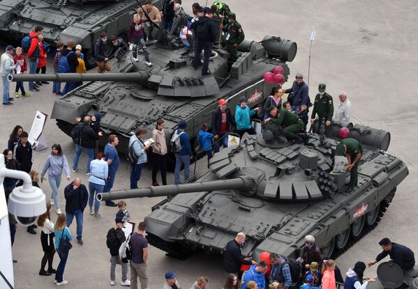 Посетители на выставке вооружений форума Армия-2020 - Sputnik Молдова