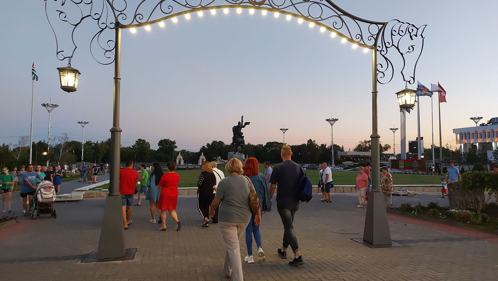 Екатерининский парк накануне открытия - Sputnik Молдова, 1920, 28.05.2021