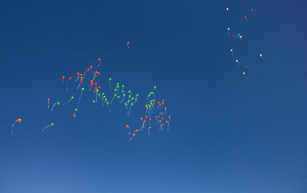 Вместе ребята запустили воздушные шарики в небо Тирасполя как символы покорения новых вершин знаний. - Sputnik Молдова