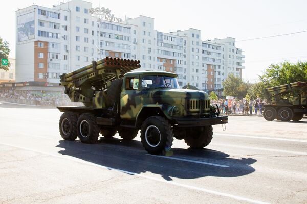 Такого большого количества военных машин на площади не было несколько лет - Sputnik Молдова
