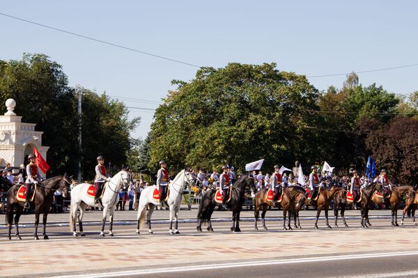 Впервые в 2020 году в параде участвовали представительницы прекрасной половины вооруженных сил региона. Они завершили мероприятие грациозной выездкой - Sputnik Молдова
