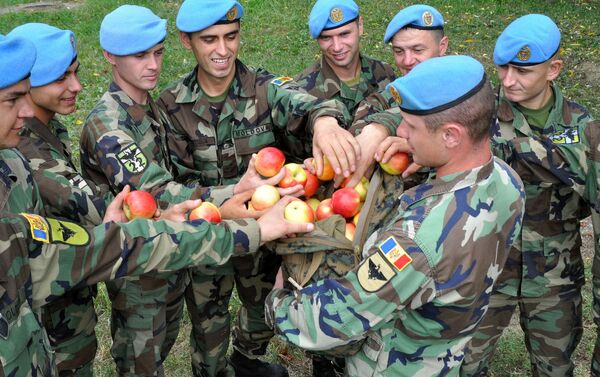 Молдавские миротворцы делят яблоки - Sputnik Молдова
