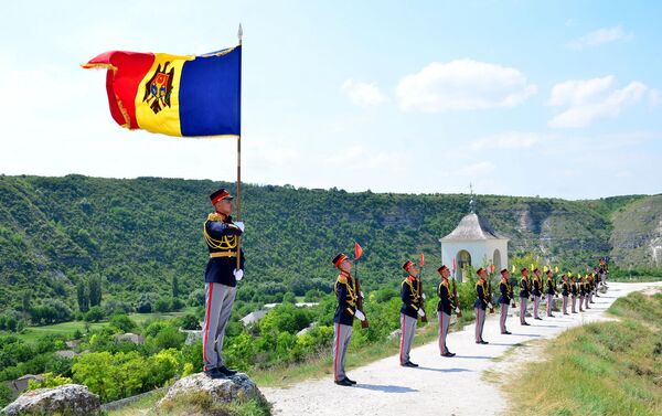 Militari moldoveni aliniați în cadrul unei ceremonii la Orheiul Vechi - Sputnik Moldova