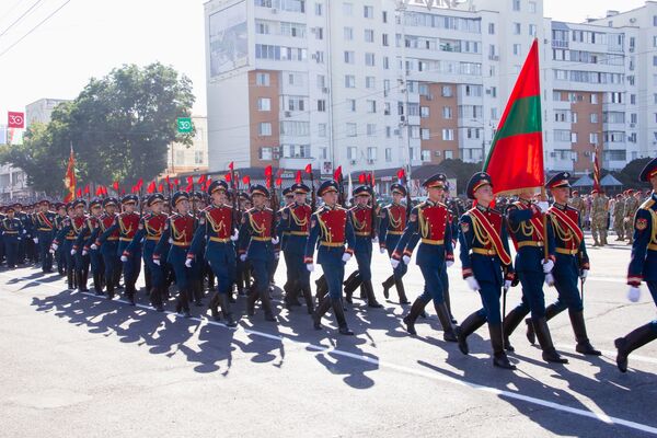 По традиции он проходит на главной площади города Тирасполь, носящей имя великого русского полководца Александра Суворова - Sputnik Молдова
