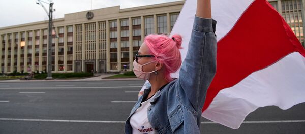 Участница акции протеста на площади Независимости в Минске - Sputnik Молдова