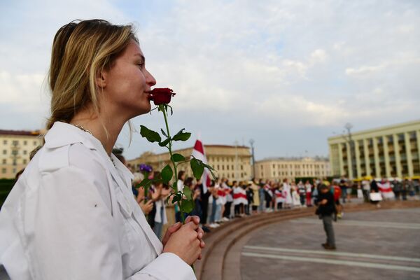 Участница акции протеста на площади Независимости в Минске - Sputnik Молдова