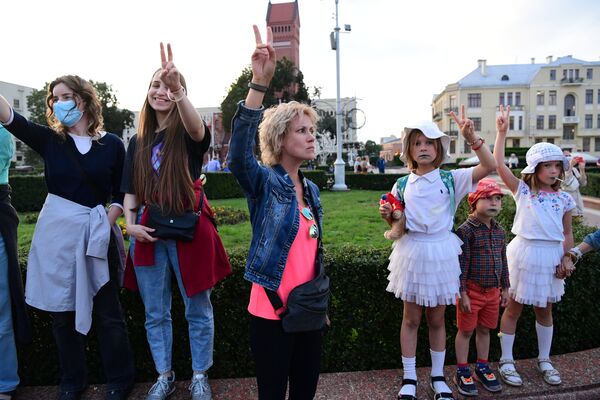 Участницы акции протеста на площади Независимости в Минске - Sputnik Молдова