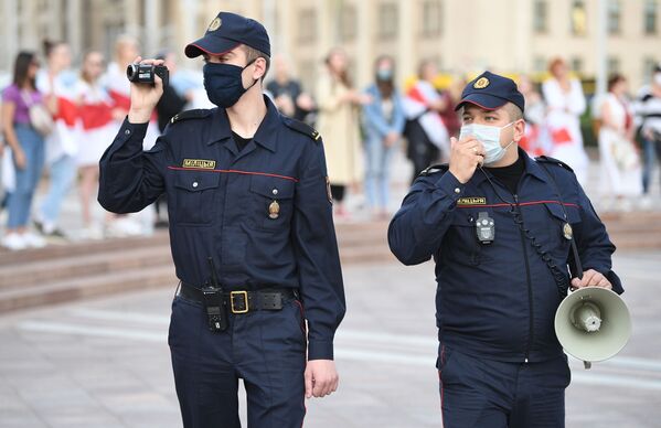 Сотрудники милиции во время акции протеста оппозиции на площади Независимости в Минске - Sputnik Молдова