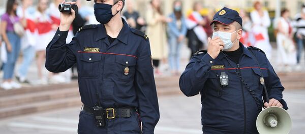 Сотрудники милиции во время акции протеста оппозиции на площади Независимости в Минске - Sputnik Moldova-România