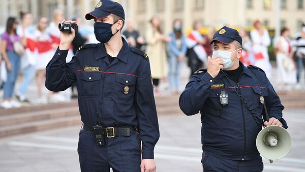 Сотрудники милиции во время акции протеста оппозиции на площади Независимости в Минске - Sputnik Moldova-România