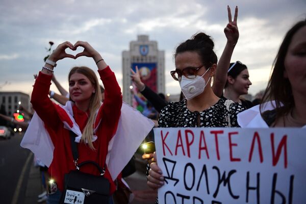 Участницы акции протеста на площади Независимости в Минске - Sputnik Молдова