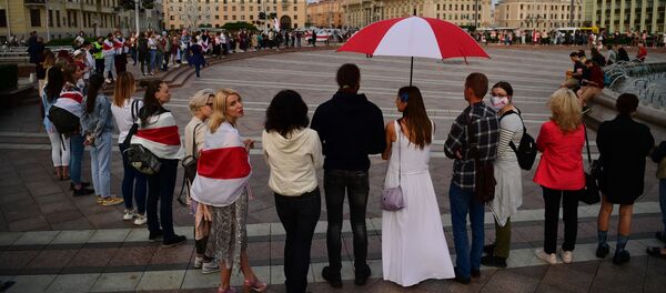 Участницы акции протеста на площади Независимости в Минске Участницы акции протеста на площади Независимости в Минске - Sputnik Moldova-România