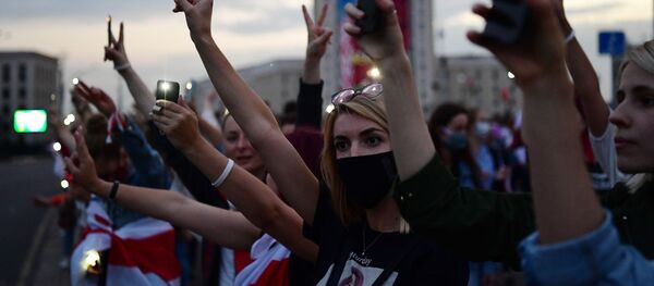 Участницы акции протеста на площади Независимости в Минске - Sputnik Молдова