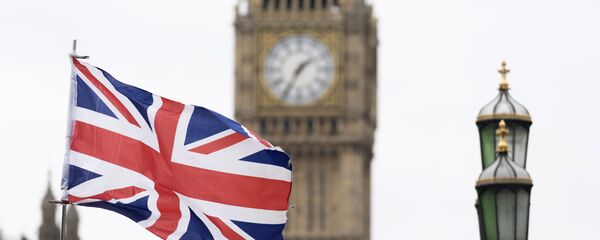 Флаг Великобритании на фоне Вестминстерского дворца в Лондоне Флаг Великобритании на фоне Вестминстерского дворца в Лондоне - Sputnik Молдова
