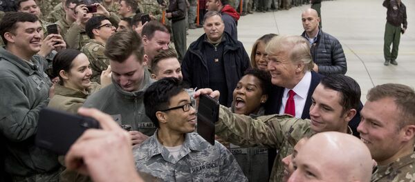 Президент США Дональд Трамп на военной авиабазе Рамштайн, Германия Президент США Дональд Трамп на военной авиабазе Рамштайн, Германия - Sputnik Молдова