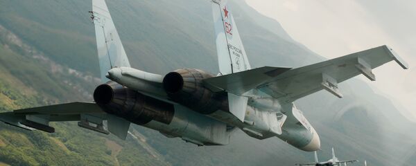 Российские многоцелевые истребители Су-27 во время показательных полетов в день открытых дверей в авиационном полку ЮВО в честь 105-летия ВВС России - Sputnik Moldova