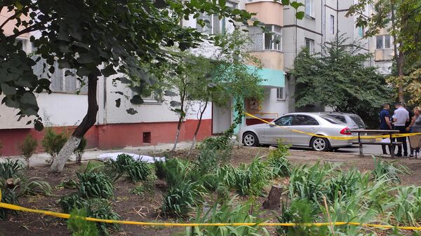 Foto - Moarte misterioasă în sectorul Râșcani: Cadavrul unui bărbat, găsit sub ferestre Foto - Moarte misterioasă în sectorul Râșcani: Cadavrul unui bărbat, găsit sub ferestre - Sputnik Moldova