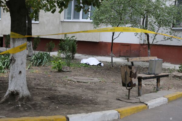 Foto - Moarte misterioasă în sectorul Râșcani: Cadavrul unui bărbat, găsit sub ferestre Foto - Moarte misterioasă în sectorul Râșcani: Cadavrul unui bărbat, găsit sub ferestre - Sputnik Moldova