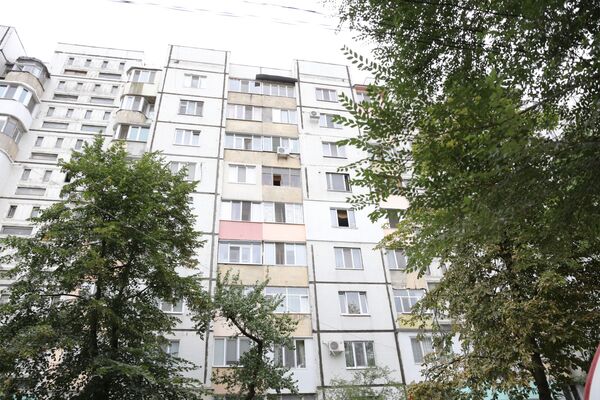 Foto - Moarte misterioasă în sectorul Râșcani: Cadavrul unui bărbat, găsit sub ferestre Foto - Moarte misterioasă în sectorul Râșcani: Cadavrul unui bărbat, găsit sub ferestre - Sputnik Moldova