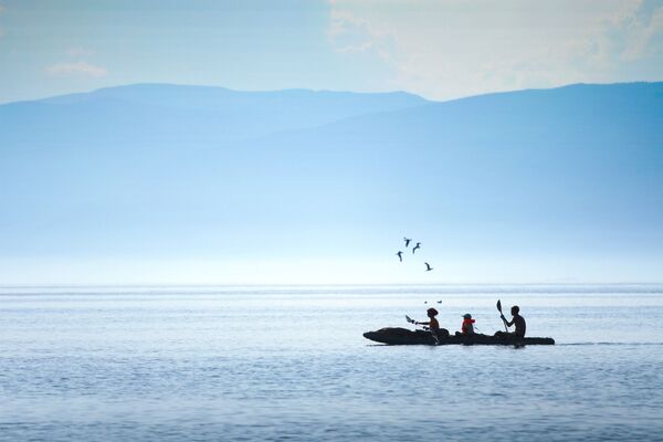 Туристы в байдарке на озере Байкал - Sputnik Молдова