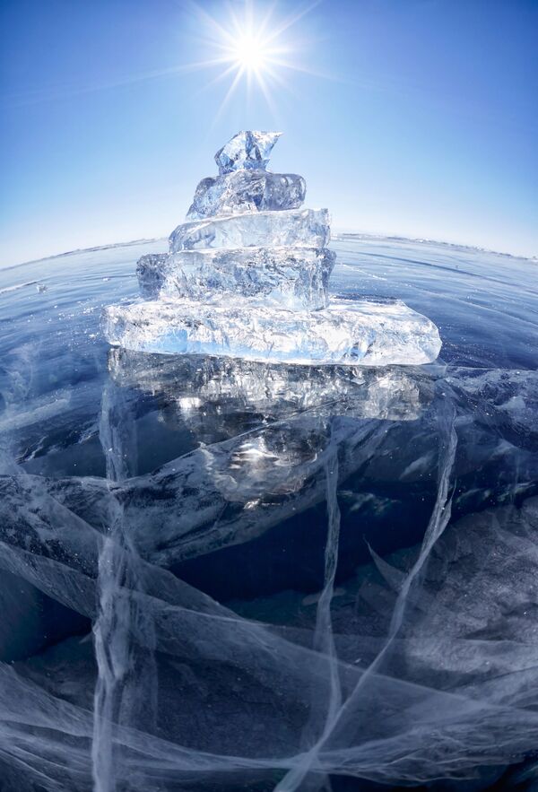 Пирамида из льда на озере Байкал - Sputnik Молдова