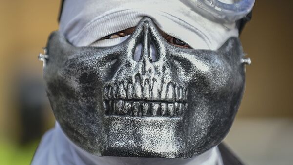Мужчина в креативной маске во время протеста в Боготе, Колумбия. - Sputnik Молдова