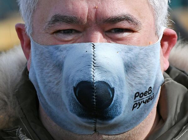 Директор парка флоры и фауны Роев ручей Андрей Горбань в креативной защитной маске - Sputnik Молдова