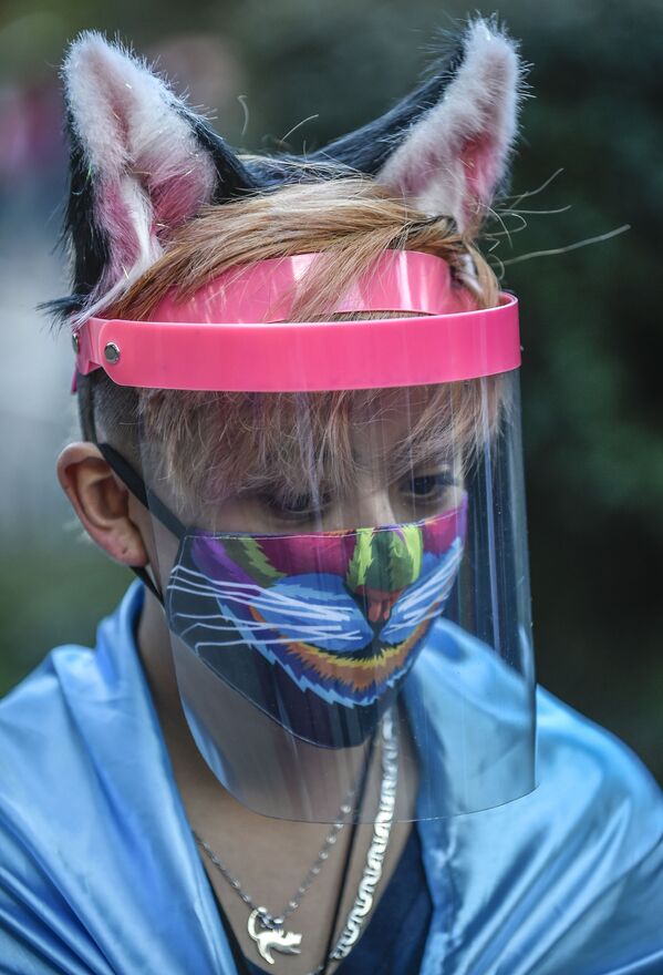 Демонстрант в креативной маске во время протеста в Боготе, Колумбия - Sputnik Молдова