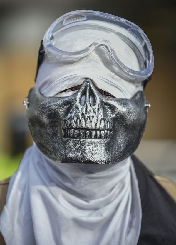 Мужчина в креативной маске во время протеста в Боготе, Колумбия - Sputnik Молдова