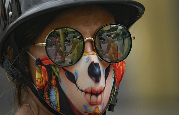 Девушка в солнцезащитных очках и креативной защитной маске для лица против коронавируса в Каракасе, Венесуэла - Sputnik Молдова