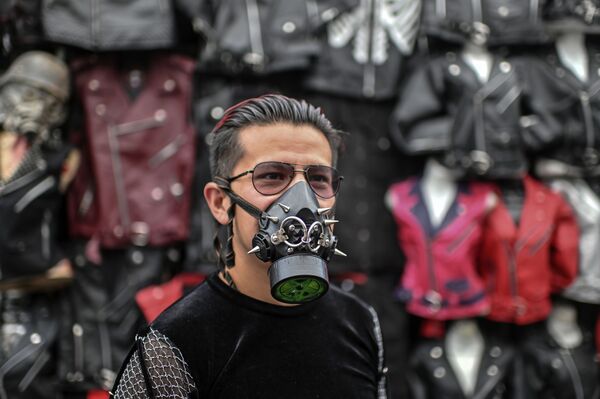 Мужчина в маске с заклепками на блошином рынке El Chopo в Мехико - Sputnik Молдова