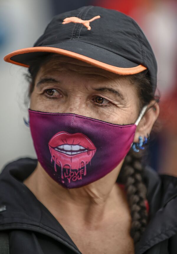 Женщина в креативной маске в Колумбии - Sputnik Молдова