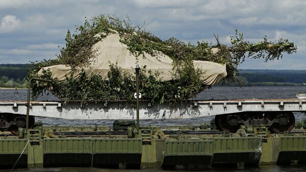 Танк на платформе эшелона с военной техникой - Sputnik Молдова