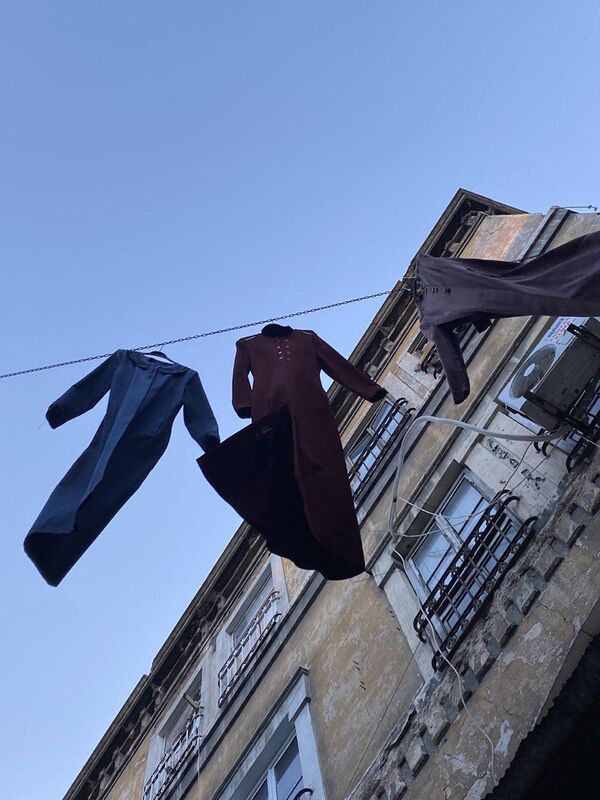 Платья на веревке на одной из улиц Стамбула - Sputnik Moldova-România