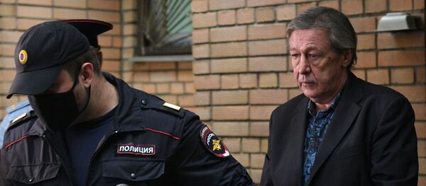 Актера Михаила Ефремова выводят из здания Пресненского суда города Москвы после оглашения приговора по делу о ДТП со смертельным исходом - Sputnik Молдова