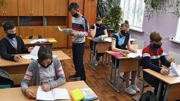 elevi cu măști în cadrul activităților școlare - Sputnik Moldova-România