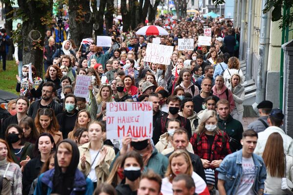 Участники акции протеста в Минске - Sputnik Молдова