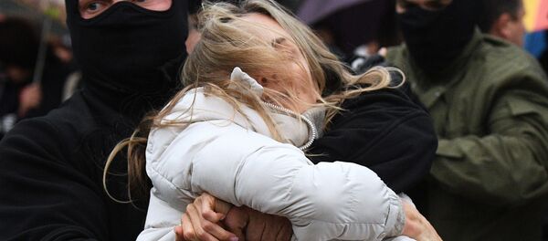 Задержание участницы акции протеста в Минске - Sputnik Moldova-România