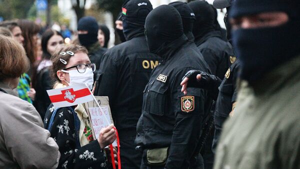 Сотрудники правоохранительных органов и участники акции протеста в Минске - Sputnik Молдова