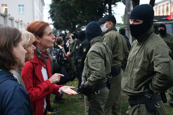 Сотрудники правоохранительных органов и участники акции протеста в Минске - Sputnik Молдова