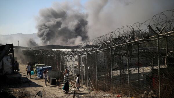 Дым от пожара в лагере беженцев Мория на греческом острове Лесбос - Sputnik Moldova-România