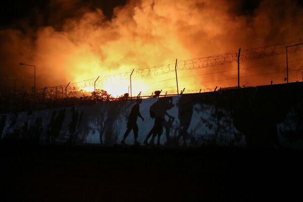 Охваченный огнем лагерь беженцев Мория на северо-востоке Эгейского острова Лесбос, Греция - Sputnik Moldova-România