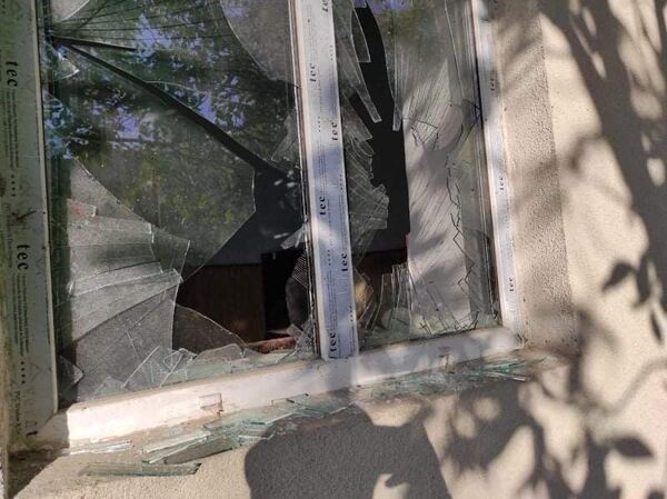 Culmea nebuniei: Un tânăr beat a spart geamurile secției de poliţie din Sîngera - Foto Culmea nebuniei: Un tânăr beat a spart geamurile secției de poliţie din Sîngera - Foto - Sputnik Moldova
